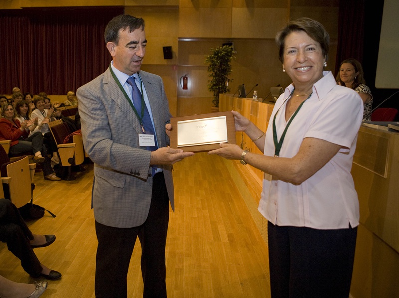 José Ángel Cocho, presidente del Comité Científico, y Carmen Ricós en el acto de entrega del premio